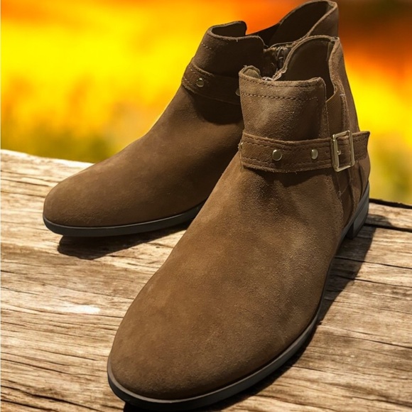 Clark’s Women’s Chelsea Boot Tricia. Tan Suede Leather Upper. NWOB. Size 8. - Picture 6 of 9